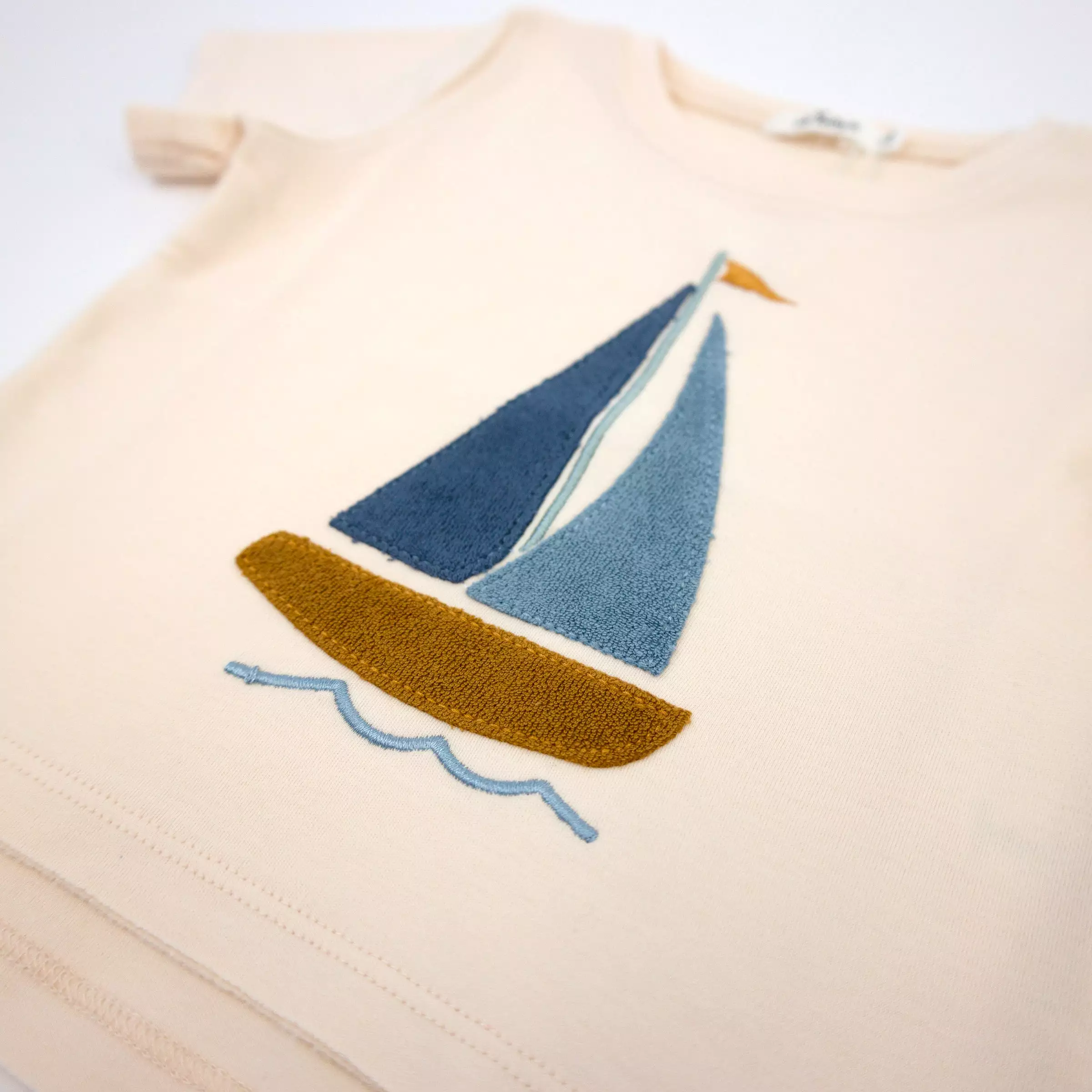 oh baby! Raw Edge Short Sleeve Cotton Slub Tee - Denim Sailboat Applique - Cashew